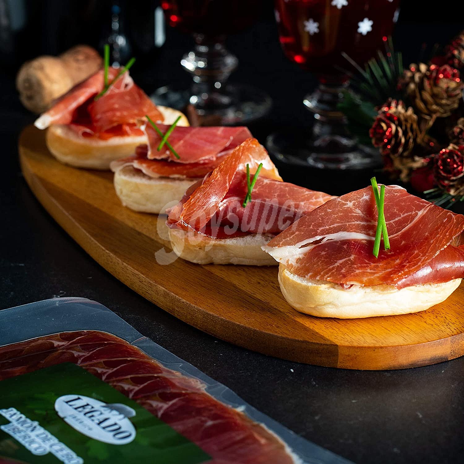 Jamón de cebo ibérico (50% raza ibérica), cortado en lonchas finas con separador legado ibérico de El pozo