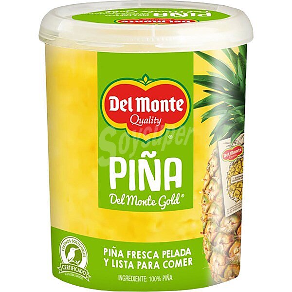 Piña fresca pelada en rodajas y lista para comer