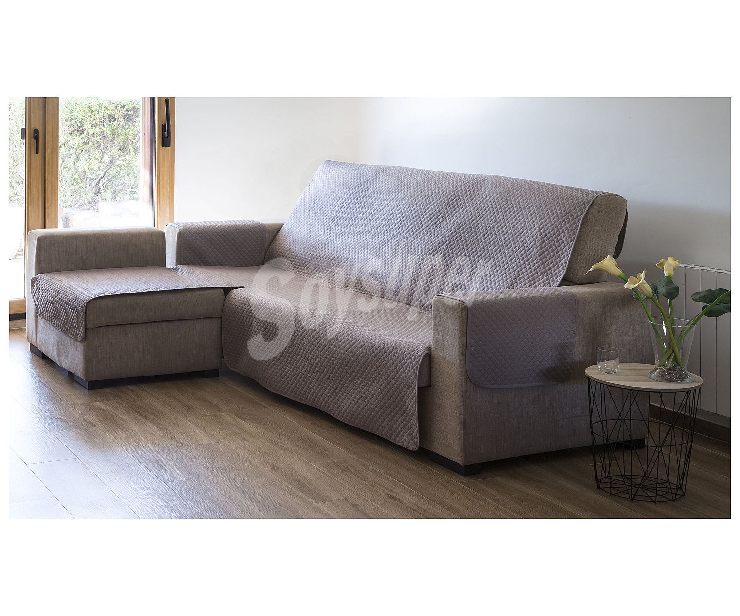 Cubre sofá acolchado de microfibra color beige para chaise longue de 240cm.