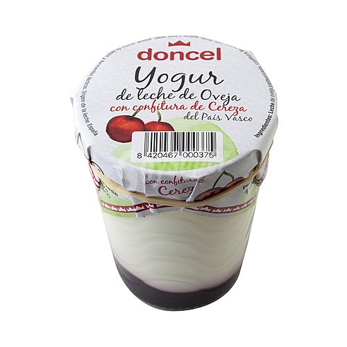 Yogur de leche de oveja del Pais Vasco con confitura de cerezas