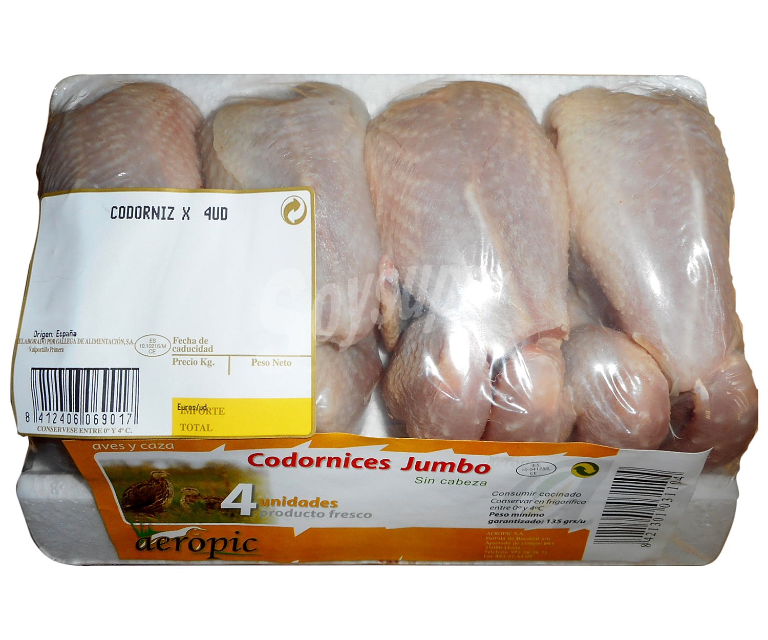 Bandeja de codornices peladas sin cabeza