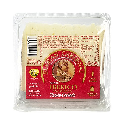 EL gran cardenal Queso Ibérico semicurado. Recién cortado gran cardenal