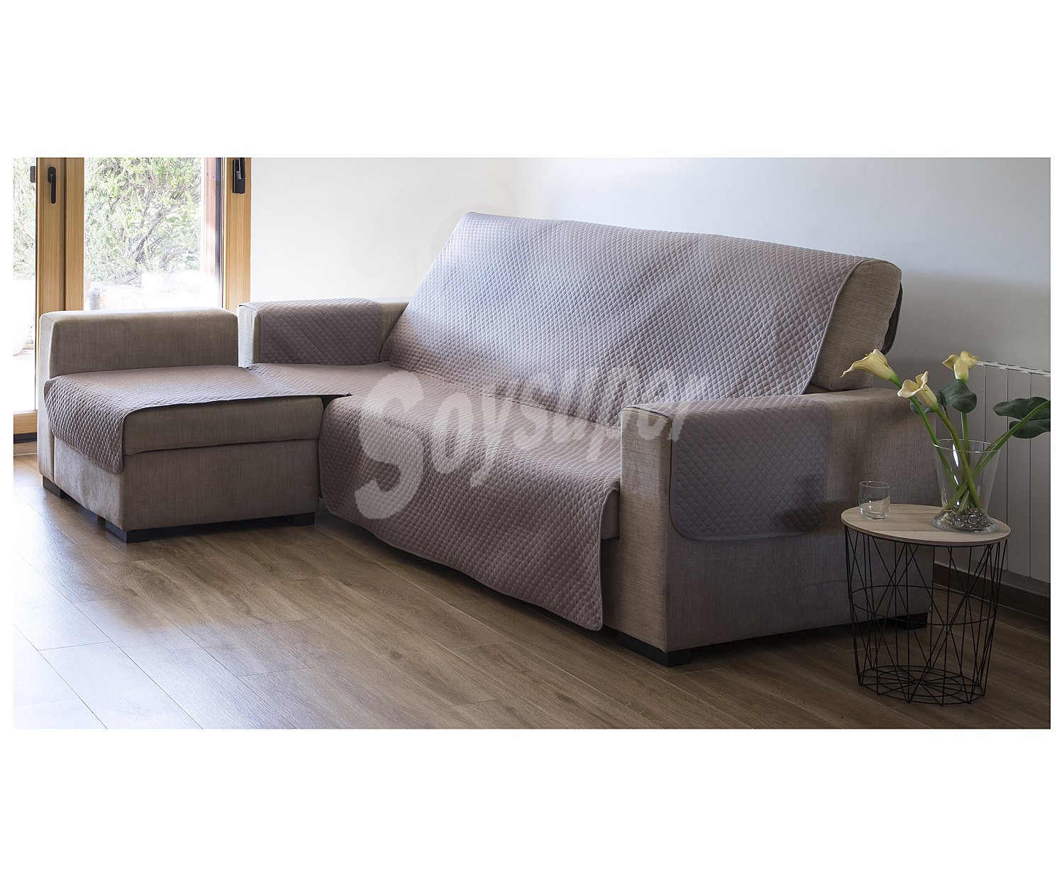 Cubre sofá acolchado de microfibra color beige para chaise longue de 290cm.