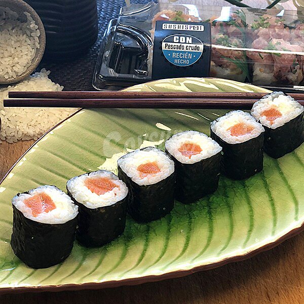 Makis de salmón y queso crema bandeja 6 unidades