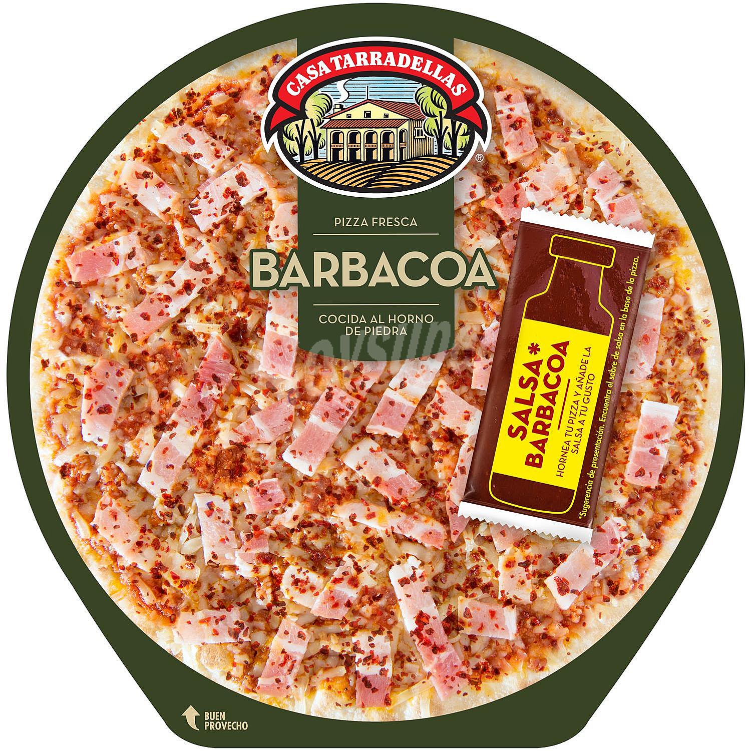 Pizza fresca de carne asada a la barbacoa, cocida al hono de piedracasa